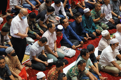 Umat muslim mengikuti Salat gaib di Masjid Istiqlal, Jakarta Pusat, Jumat (10/2/2023).