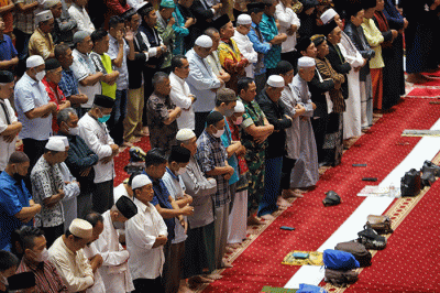 Umat muslim mengikuti Salat gaib di Masjid Istiqlal, Jakarta Pusat, Jumat (10/2/2023).