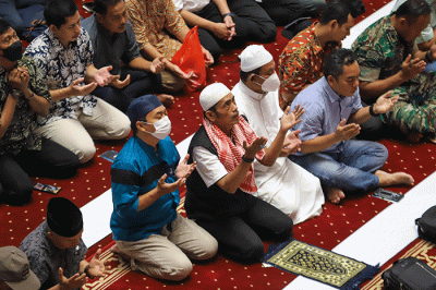 Umat muslim mengikuti Salat gaib di Masjid Istiqlal, Jakarta Pusat, Jumat (10/2/2023).