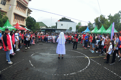 Ratusan siswa dan orang tua meramaikan kegiatan Family Gathering SD Marsudirini Semarang, di halaman sekolah setempat, Sabtu (11/2/2023).