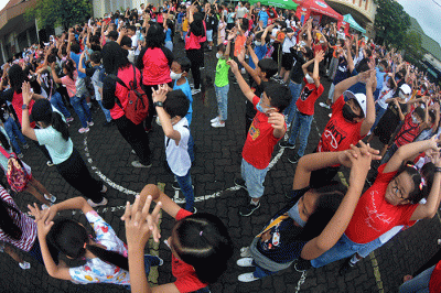 Ratusan siswa dan orang tua meramaikan kegiatan Family Gathering SD Marsudirini Semarang, di halaman sekolah setempat, Sabtu (11/2/2023).