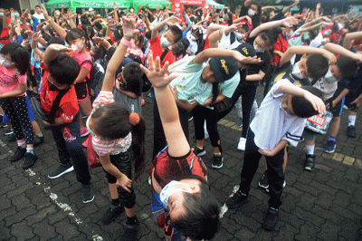 Ratusan siswa dan orang tua meramaikan kegiatan Family Gathering SD Marsudirini Semarang, di halaman sekolah setempat, Sabtu (11/2/2023).