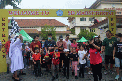 Ratusan siswa dan orang tua meramaikan kegiatan Family Gathering SD Marsudirini Semarang, di halaman sekolah setempat, Sabtu (11/2/2023).