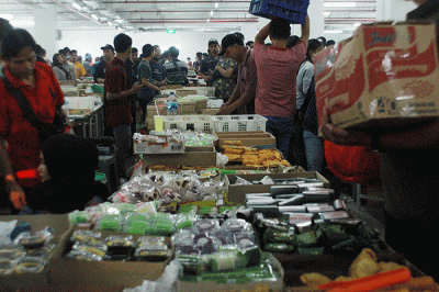 Pedagang kue tradisional atau kue subuh meramaikan Festival Kue di pusat perbelanjaan Senen, Jakarta Pusat, Jumat (10/2/2023).