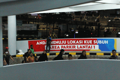 Pedagang kue tradisional atau kue subuh meramaikan Festival Kue di pusat perbelanjaan Senen, Jakarta Pusat, Jumat (10/2/2023).