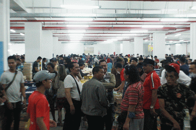 Pedagang kue tradisional atau kue subuh meramaikan Festival Kue di pusat perbelanjaan Senen, Jakarta Pusat, Jumat (10/2/2023).