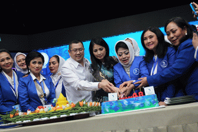 Executive Chairman MNC Group Hary Tanoesodibjo (tengah) menjadi pembicara dalam acara Talkshow Ikatan Wanita Pengusaha Indonesia (IWAPI).