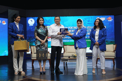 Executive Chairman MNC Group Hary Tanoesodibjo (tengah) menjadi pembicara dalam acara Talkshow Ikatan Wanita Pengusaha Indonesia (IWAPI).