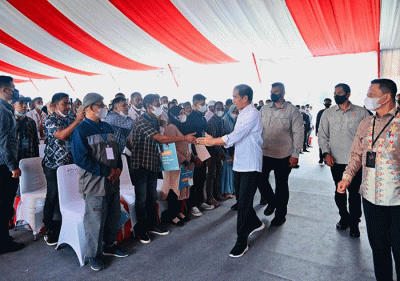 Presiden Joko Widodo menyerahkan kredit usaha rakyat (KUR) tahun 2023 sekaligus meluncurkan kartu tani digital untuk pupuk bersubsidi.