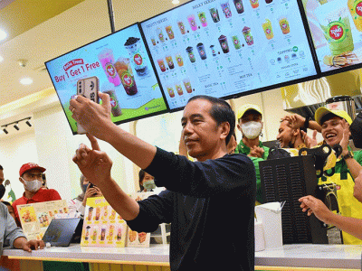 Disela-sela kunjungan kerjanya di Kota Medan, Presiden Joko Widodo mengunjungi Sun Plaza, Kota Medan, Provinsi Sumatra Utara, Jumat (10/2/2023) malam.