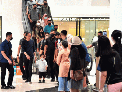 Disela-sela kunjungan kerjanya di Kota Medan, Presiden Joko Widodo mengunjungi Sun Plaza, Kota Medan, Provinsi Sumatra Utara, Jumat (10/2/2023) malam.