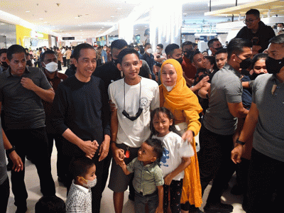 Disela-sela kunjungan kerjanya di Kota Medan, Presiden Joko Widodo mengunjungi Sun Plaza, Kota Medan, Provinsi Sumatra Utara, Jumat (10/2/2023) malam.