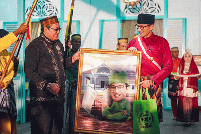 Menteri Pariwisata dan Ekonomi Kreatif (Menparekraf) Sandiaga Salahuddin Uno dianugerahi gelar Pangeran Nata Yasa Wangsa oleh Kerajaan Mempawah.