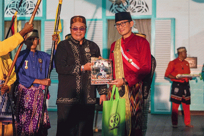 Menteri Pariwisata dan Ekonomi Kreatif (Menparekraf) Sandiaga Salahuddin Uno dianugerahi gelar Pangeran Nata Yasa Wangsa oleh Kerajaan Mempawah.