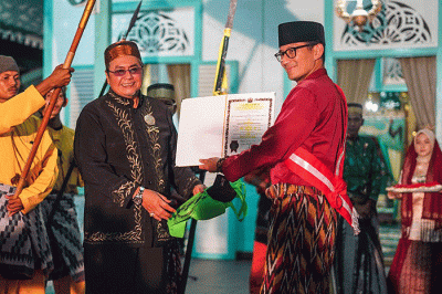 Menteri Pariwisata dan Ekonomi Kreatif (Menparekraf) Sandiaga Salahuddin Uno dianugerahi gelar Pangeran Nata Yasa Wangsa oleh Kerajaan Mempawah.