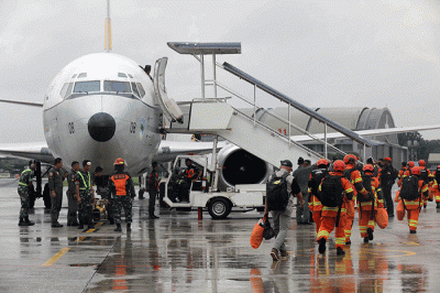 Petugas SAR gabungan memasuki pesawat boeing 747 TNI AU untuk mengikuti misi kemanusian ke Turki di Lanud Halim Perdanakusuma, Jakarta.