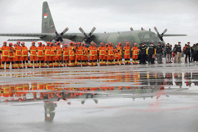 Petugas SAR gabungan memasuki pesawat boeing 747 TNI AU untuk mengikuti misi kemanusian ke Turki di Lanud Halim Perdanakusuma, Jakarta.