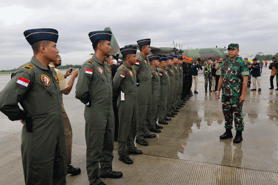 Petugas SAR gabungan memasuki pesawat boeing 747 TNI AU untuk mengikuti misi kemanusian ke Turki di Lanud Halim Perdanakusuma, Jakarta.