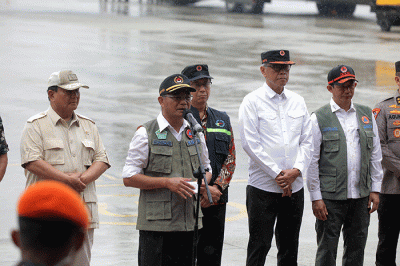 Petugas SAR gabungan memasuki pesawat boeing 747 TNI AU untuk mengikuti misi kemanusian ke Turki di Lanud Halim Perdanakusuma, Jakarta.