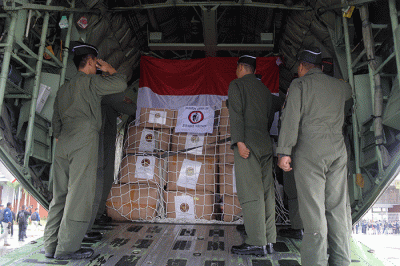 Petugas SAR gabungan memasuki pesawat boeing 747 TNI AU untuk mengikuti misi kemanusian ke Turki di Lanud Halim Perdanakusuma, Jakarta.