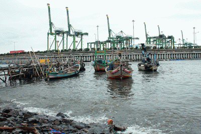 Nelayan membuat jaring ikan di Cilincing, Jakarta utara, Jumat (10/2/2023).