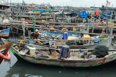 Nelayan membuat jaring ikan di Cilincing, Jakarta utara, Jumat (10/2/2023).