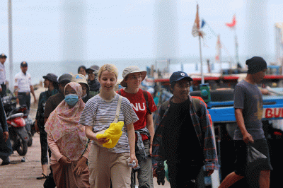 Wisatawan memadati kawasan wisata Kampung Jepang di Pantai Sakura, Kepulauan Seribu Selatan, Jakarta, Sabtu (11/2/2023).