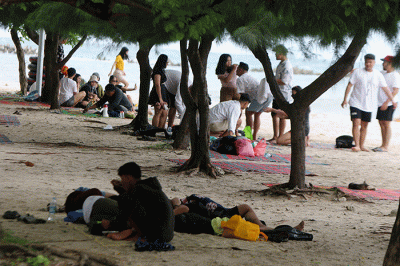 Wisatawan memadati kawasan wisata Kampung Jepang di Pantai Sakura, Kepulauan Seribu Selatan, Jakarta, Sabtu (11/2/2023).