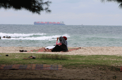 Wisatawan memadati kawasan wisata Kampung Jepang di Pantai Sakura, Kepulauan Seribu Selatan, Jakarta, Sabtu (11/2/2023).