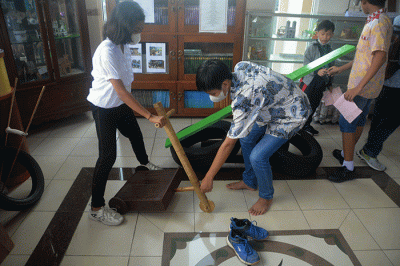 Tarian tradisional yang ditampilkan para siswa menyemarakkan kegiatan KD Pro 2023 di Kampus Kebon Dalem Sambiroto, Semarang, Jawa Tengah.