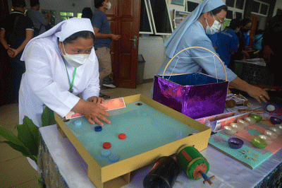 Tarian tradisional yang ditampilkan para siswa menyemarakkan kegiatan KD Pro 2023 di Kampus Kebon Dalem Sambiroto, Semarang, Jawa Tengah.