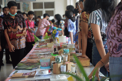 Tarian tradisional yang ditampilkan para siswa menyemarakkan kegiatan KD Pro 2023 di Kampus Kebon Dalem Sambiroto, Semarang, Jawa Tengah.