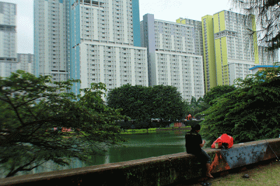 Warga memancing di Danau Sunter, Jakarta Utara, Minggu (12/2/2023).