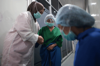 Sejumlah pasien menjalani operasi mata katarak di klinik mata JEC-Orbita Makassar, Minggu (12/2/2023).