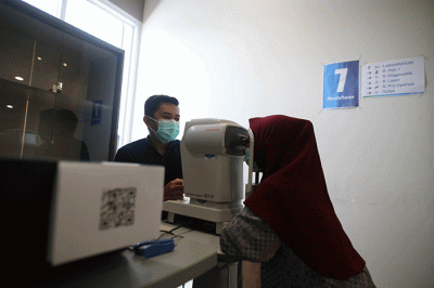Sejumlah pasien menjalani operasi mata katarak di klinik mata JEC-Orbita Makassar, Minggu (12/2/2023).