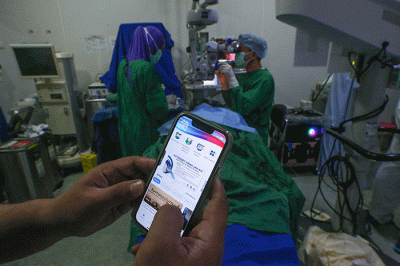 Sejumlah pasien menjalani operasi mata katarak di klinik mata JEC-Orbita Makassar, Minggu (12/2/2023).