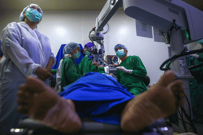 Sejumlah pasien menjalani operasi mata katarak di klinik mata JEC-Orbita Makassar, Minggu (12/2/2023).