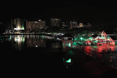 Pengunjung melihat kerlap-kerlip lampu pada gedung Dewan Undangan Negeri Sarawak di Kuching Waterfront, Kuching, Malaysia, Sabtu (11/2/2023).