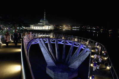 Pengunjung melihat kerlap-kerlip lampu pada gedung Dewan Undangan Negeri Sarawak di Kuching Waterfront, Kuching, Malaysia, Sabtu (11/2/2023).