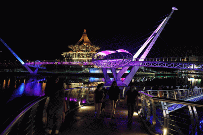 Pengunjung melihat kerlap-kerlip lampu pada gedung Dewan Undangan Negeri Sarawak di Kuching Waterfront, Kuching, Malaysia, Sabtu (11/2/2023).