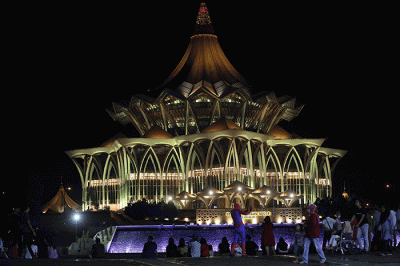 Pengunjung melihat kerlap-kerlip lampu pada gedung Dewan Undangan Negeri Sarawak di Kuching Waterfront, Kuching, Malaysia, Sabtu (11/2/2023).