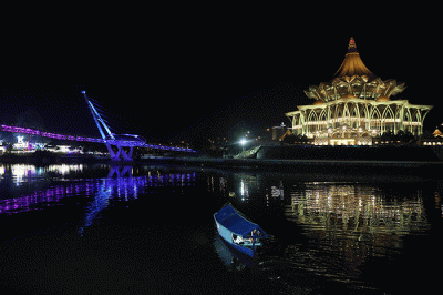 Pengunjung melihat kerlap-kerlip lampu pada gedung Dewan Undangan Negeri Sarawak di Kuching Waterfront, Kuching, Malaysia, Sabtu (11/2/2023).