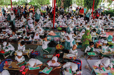 Sebanyak 2.300 Siswa Paud dan TK se-Kota Semarang meramaikan kegiatan lomba mewarnai logo logo Nahdlatul Ulama di Lapangan Pancasila Simpang Lima.