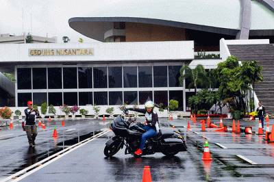 Para Peserta berbagai komunitas di kalangan sepeda motor besar mengikuti Safety & Skill Couching dan Contest Gymkhana & Rodeo di Kompleks Parlemen.