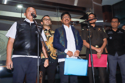 Menkominfo Johnny G Plate memberikan keterangan usai menjalani pemeriksaan di Gedung Bundar Kejaksaan Agung RI, Jakarta Selatan, Selasa (14/2/2023).