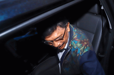 Menkominfo Johnny G Plate memberikan keterangan usai menjalani pemeriksaan di Gedung Bundar Kejaksaan Agung RI, Jakarta Selatan, Selasa (14/2/2023).