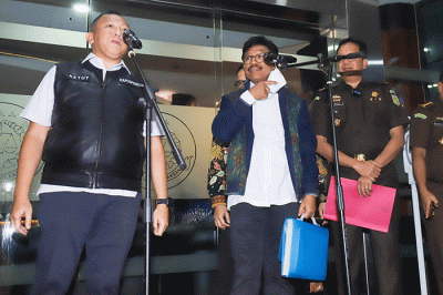 Menkominfo Johnny G Plate memberikan keterangan usai menjalani pemeriksaan di Gedung Bundar Kejaksaan Agung RI, Jakarta Selatan, Selasa (14/2/2023).