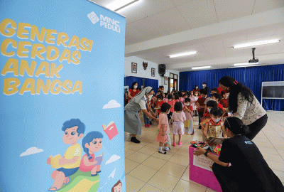 Siswa siswi Sekolah Regina Pacis mengumpulkan buku berbagi kasih dengan program Seribu Cinta, Seribu Buku di Jakarta, Selasa (14/2/2023).