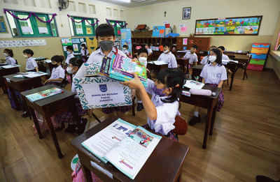 Siswa siswi Sekolah Regina Pacis mengumpulkan buku berbagi kasih dengan program Seribu Cinta, Seribu Buku di Jakarta, Selasa (14/2/2023).