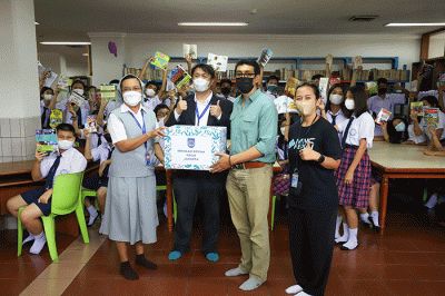 Siswa siswi Sekolah Regina Pacis mengumpulkan buku berbagi kasih dengan program Seribu Cinta, Seribu Buku di Jakarta, Selasa (14/2/2023).